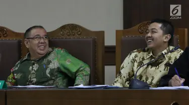 Terdakwa suap pengadaan barang dan jasa di Pemkot Kendari, Asrun (kiri) bersama Wali Kota nonaktif Kendari Adriatma Dwi Putra saat menjalani sidang lanjutan di Pengadilan Tipikor, Jakarta, Rabu (8/8). (Liputan6.com/Helmi Fithriansyah)