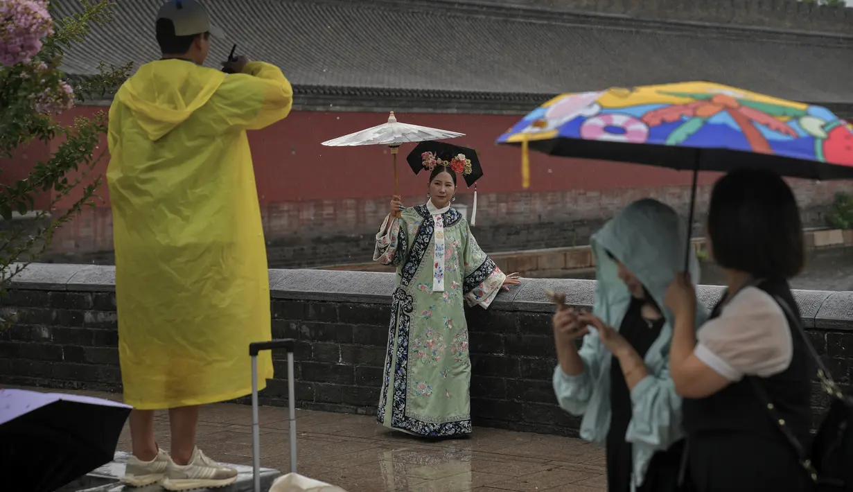 Badan Meteorologi China juga mengingatkan warganya untuk tetap waspada dan menghindari daerah yang memiliki resiko tinggi di sekitar wilayah Beijing, Tianjin, dan Hebei yang merupakan wilayah dengan curah hujan tinggi mencapai 600 milimeter. (AP Photo/Andy Wong)