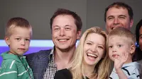 Elon Musk dan keluarga (sumber : dailymail.co.uk)