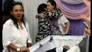Kerabat yang datang memberikan pelukan kepada Istri James Sahertian, Roweina saat di Rumah Duka RSPP Jakarta Selatan, Senin (13/4/2015). (Liputan6.com/Faisal R Syam)