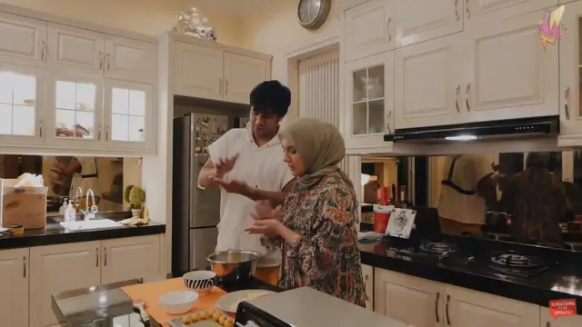 7 Momen Irish Bella Bikin Kue Nastar Lebaran, Hasilnya Enak Banget