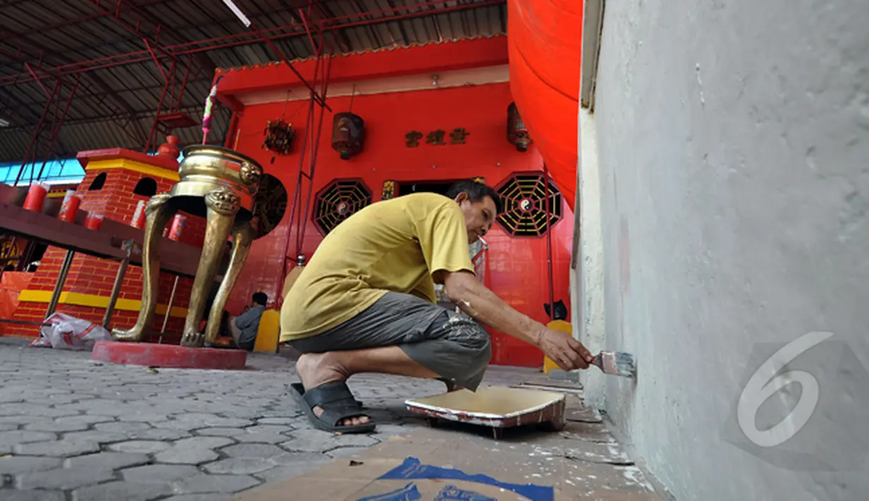 Untuk menambah kenyamanan para pengunjung Vihara saaat perayaan Imlek, seorang petugas tampak mengecat dinding Vihara di Kawasan kota Tua, Jakarta, Jumat (6/2/2015). (Liputan6.com/Faizal Fanani)