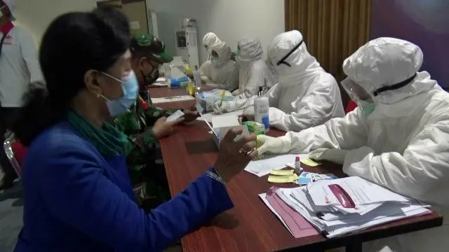 TKI dari Singapura jalani rapid test di Bandara Soetta