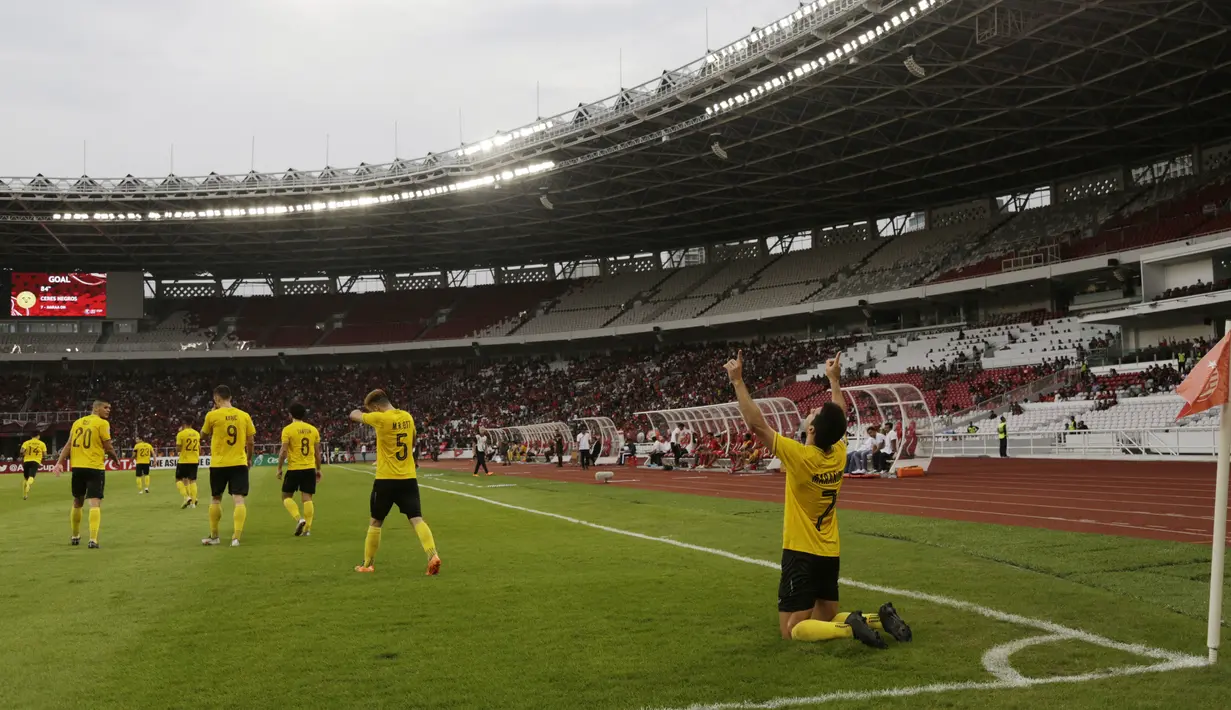 Pemain Ceres-Negros, Bienvenido Maranon, merayakan gol ke gawang Persija Jakarta pada laga Piala AFC di SUGBK, Jakarta, Selasa (23/4). Persija takluk 2-3 dari Ceres-Negros. (Bola.com/Peksi Cahyo)