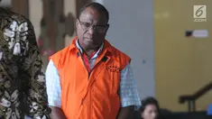 Mantan Kadis PU Provinsi Papua Mikael Kambuaya usai pemeriksaan di Gedung KPK, Jakarta, Rabu (28/8/2019). Mikael diperiksa sebagai tersangka kasus dugaan korupsi pengadaan pekerjaan peningkatan jalan Kemiri-Depapre Kabupaten Jayapura pada APBD-P Pemprov Papua TA 2015. (merdeka.com/Dwi Narwoko)