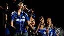 Para suporter menyaksikan pertandingan dengan penuh ketegangan karena kedua tim saling jual beli serangan, 7-11 Trunojoyo, Jaksel, Minggu (26/10/2014). (Liputan6.com/Andrian M Tunay)