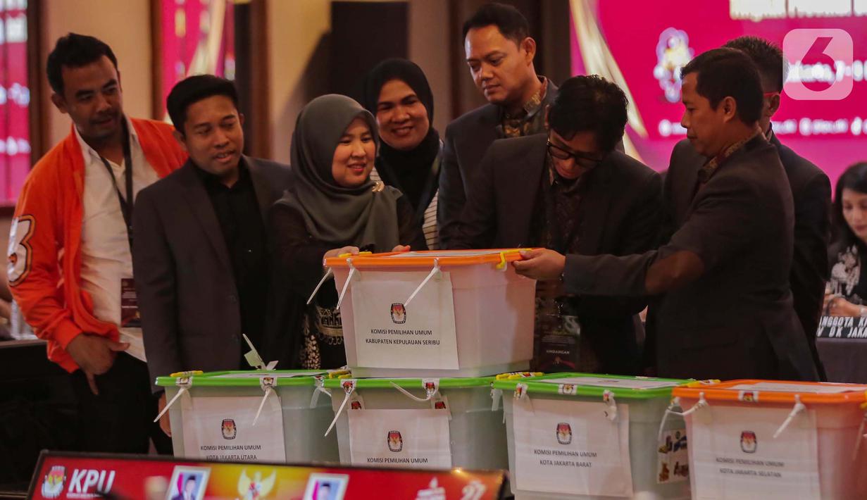 Komisi Pemilihan Umum Daerah (KPUD) DKI Jakarta resmi menggelar rapat pleno rekapitulasi penghitungan perolehan suara di tingkat Provinsi DKI Jakarta pada Pilkada Jakarta 2024 di Hotel Sari Pan Pacific, Jakarta Pusat, Sabtu (7/12/2024). (Liputan6/Angga Yuniar)