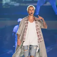 Mendapat tanggapan ramai dari penggemar harusnya menjadi kebanggan bagi sang idola. Namun sepertinya tidak untuk Justin Bieber, ia malah meminta penggemarnya untuk tidak bising di konsernya saat itu. (AFP/Bintang.com)