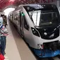 Para penumpang menunggu kedatangan kereta di Stasiun LRT Palembang, Sumatra Selatan, Minggu (5/7/2018). LRT ini akan menjadi salah satu solusi transportasi saat Asian Games mendatang. (Bola.com/Reza Bachtiar)