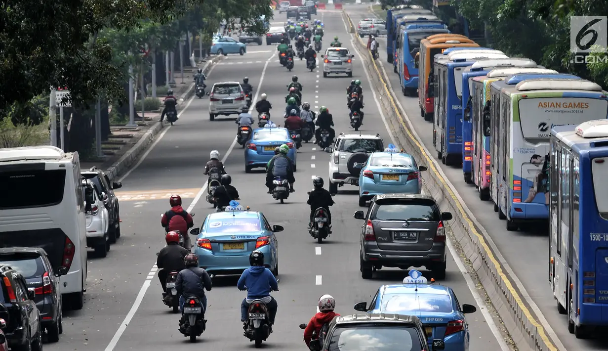 Pengendara sepeda motor saat melintas di Jalan Medan Merdeka Barat, Jakarta, Senin (2/7). DTKJ atas rekomendasi Dishub DKI Jakarta sedang mempelajari kajian pembatasan kendaraan roda dua dengan sistem ganjil-genap. (Merdeka.com/ Iqbal S. Nugroho)