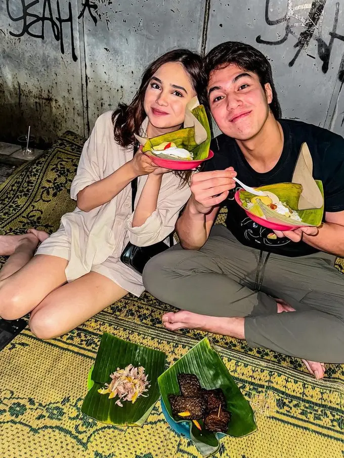 Syifa Hadju saat Makan Nasi Kucing Lesehan Bersama El Rumi