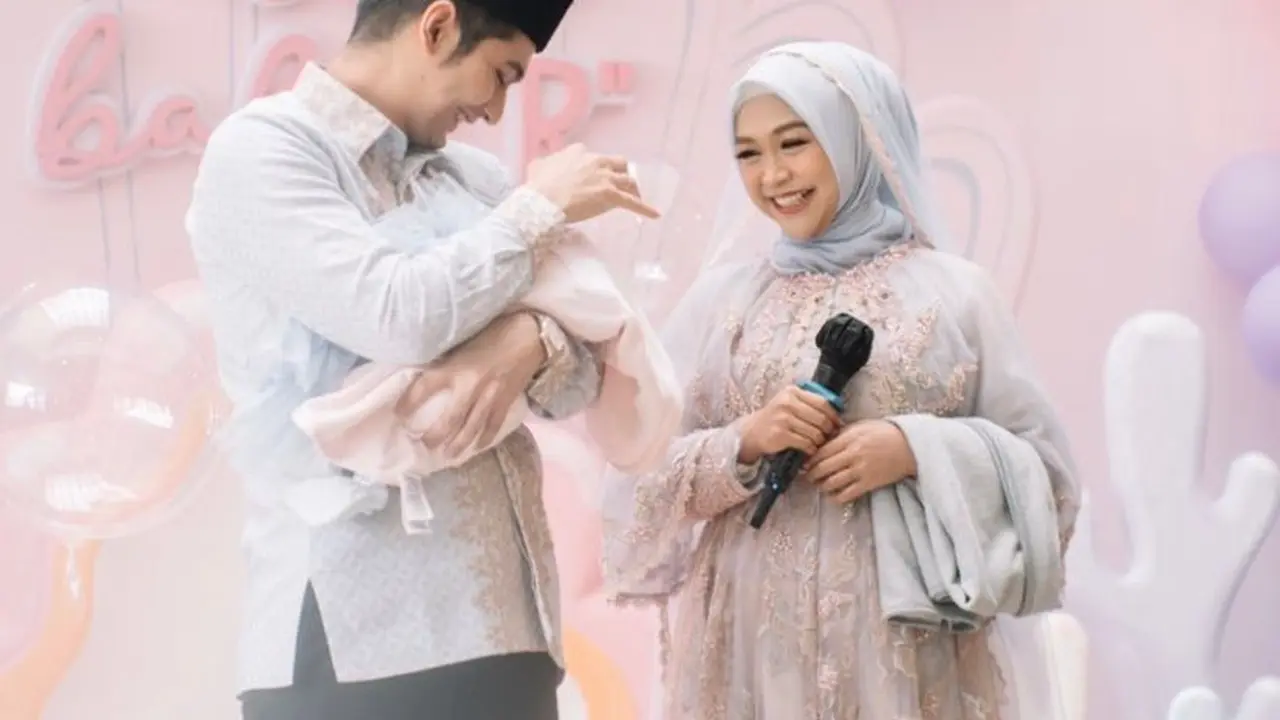 8 Potret Gaya Ria Ricis Bergaun Pastel saat Akikah dan Syukuran Anak Pertama