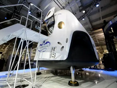 Kapsul ruang angkasa berawak, SpaceX's Dragon V2 diperkenalkan ke publik saat konferensi pers di Hawthorne, California, (29/5/2014). (AFP PHOTO/Robyn Beck)