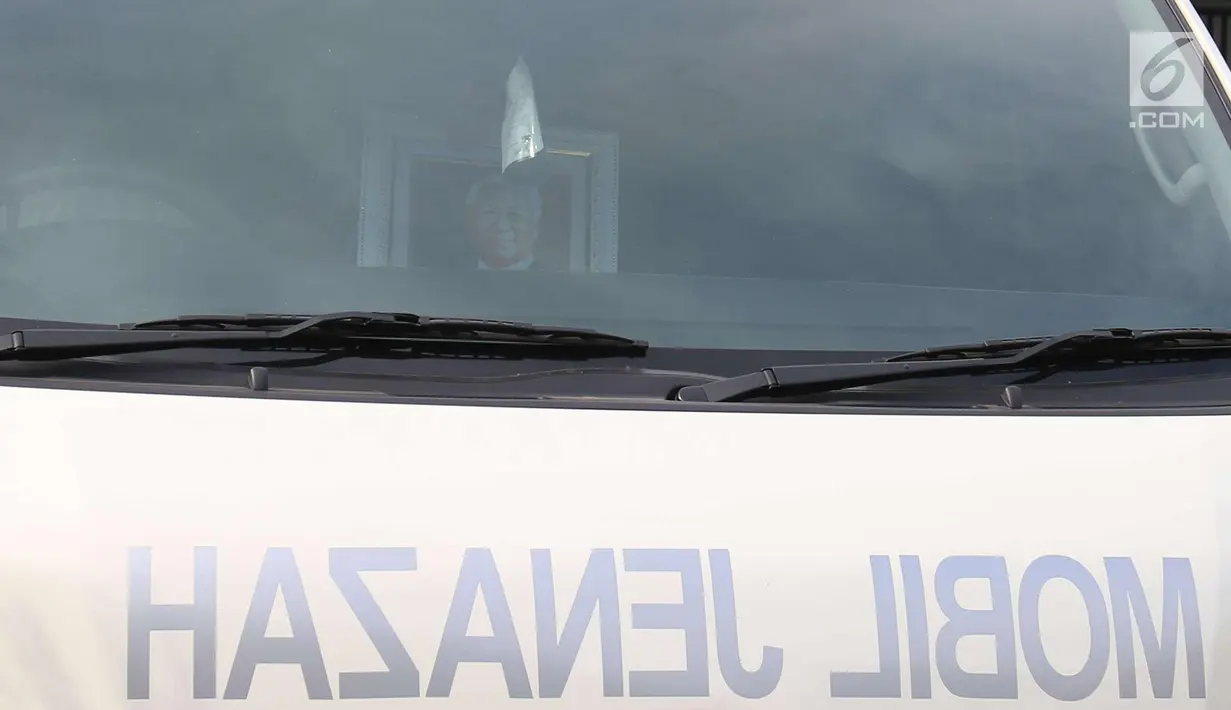 Foto jenazah pendiri Matahari Departement Store, Hari Darmawan terlihat di dalam mobil usai disemayamkan di rumah duka Sinar Kasih, Bogor, Jawa Barat, (10/3). Jenazah Hari dibawa ke bandara soetta untuk di terbangkan ke bali. (Liputan6.com/Angga Yuniar)