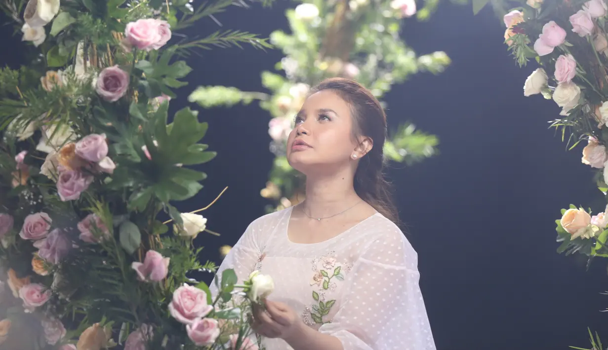 Rossa melihat D'Masiv merupakan salah satu band yang memiliki konsistensi dalam setiap karya yang dikeluarkan. Penyanyi asal Sumedang itu juga melihat lirik-liriknya berbeda dari yang lain. (Nurwahyunan/Bintang.com)