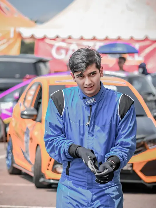 Teuku Ryan berpose di depan mobilnya mengenakan busana khas pembalap. (Foto: Instagram/ teukuryantr).