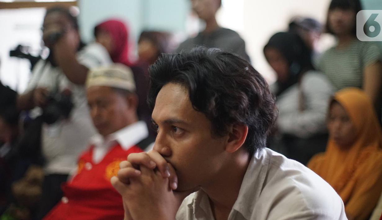 Aktor Jefri Nichol mendengarkan pembacaan tuntutan saat mengikuti sidang lanjutan di Pengadilan Negeri Jakarta Selatan, Senin (21/10/2019).  Dalam persidangan tersebut, Jefri Nichol dituntut jaksa 10 bulan penjara dikurangi masa penahanan. (Liputan6.com/Immanuel Antonius)