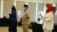 Tiga paslon bupati Karawang mendapatkan nomor undian dalam rapat pleno pengundian dan penetapan nomor urut Pilkada Karawang 2020. (Liputan6.com/Huyogo Simbolon)