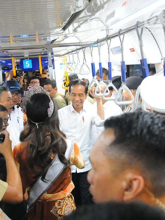 Jokowi Ajak Menteri Kabinet Kerja Jajal MRT