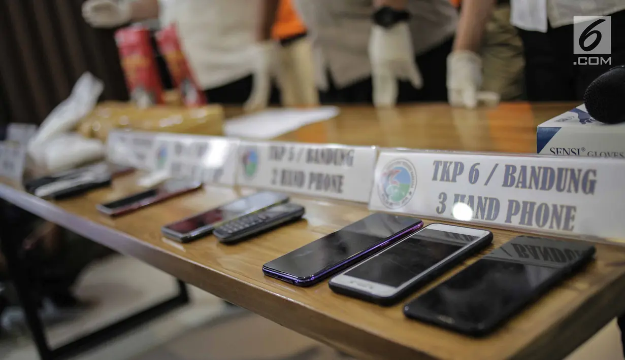 Barang bukti dalam rilis pengungkapan kasus narkotika jenis sabu di Dit Resnarkoba Polda Metro Jaya, Rabu (13/3). Subdit I Ditresnarkoba PMJ menangkap pengedar jaringan Riau, Jakarta, Bandung dengan barang bukti 6 kg sabu. (Liputan6.com/Faizal Fanani)