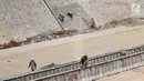 Aktivitas pekerja proyek pembangunan Tol Kunciran-Serpong di Jombang, Tangerang Selatan, Banten, Sabtu (24/11). Awalnya, konstruksi Tol Kunciran-Serpong ditargetkan bisa selesai 100 persen pada November 2018. (Liputan6.com/Angga Yuniar)
