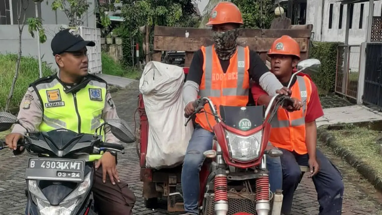 Petugas Kebersihan diluar dinas kebersihan mengangkut sampah di Perumahan Kemang Pratama II, Bojong Rawalumbu, Kota Bekasi, Jawa Barat. Foto: Istimewa