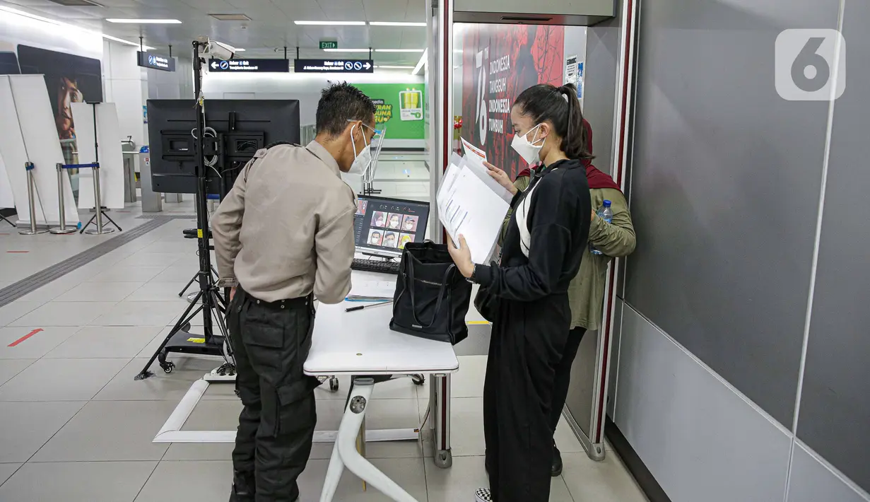 Calon penumpang menunjukan surat STRP kepada petugas di Stasiun MRT Bundaran HI, Jakarta, Selasa (3/8/2021). Jumlah penumpang Moda Raya Terpadu (MRT) Jakarta semakin menurun semenjak Pemberlakuan Pembatasan Kegiatan Masyarakat (PPKM). (Liputan6.com/Faizal Fanani)
