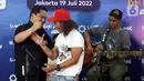 Grup band Slank bernyanyi bersama Menteri BUMN Erick Thohir (kiri) usai peluncuran Slankops di Basecamp Slank, Jakarta, Selasa (19/7/2022). Slank bersama Menteri BUMN Erick Thohir dan Menteri Koperasi dan UKM Teten Masduki bernyanyi bersama membawakan lagu 'Ku Tak Bisa' dan 'Balikin'. (Liputan6.com/Herman Zakharia)