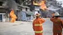 Petugas pemadam kebakaran berusaha memadamkan api yang melalap gudang di Jalan Kampung Bandan, Ancol, Jakarta Utara, Kamis (5/7). Tujuh mobil damkar didatangkan dari pemadam kebakaran Jakarta Barat dan 10 dari Jakarta Pusat. (Liputan6.com/Faizal Fanani)