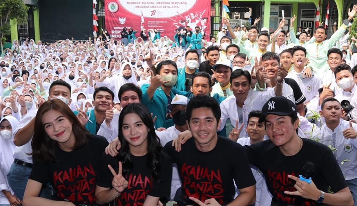 Film horor Kalian Pantas Mati menjalani berbagai promo film. Seperti saat para cast berkunjung di berbagai sekolah. Zee JKT48 terlihat begitu sumringah saat ikut dalam acara promo film yang keliling sekolah. (Liputan6.com/IG/paragonpictures.id)