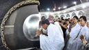Presiden Joko Widodo didampingi kedua anaknya, Gibran dan Kaesang mencium hajar aswad di Masjidil Haram, Mekkah, Arab Saudi, Senin (15/4). Seperti diketahui, Jokowi yang juga calon pertahana pada Pilpres 2019 ini mengisi masa tenang dengan beribadah umrah. (Liputan6.com/Pool/Biro Pers Setpres)