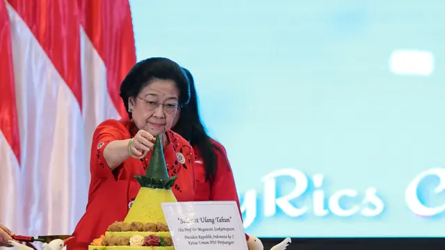 Rayakan Ultah ke-78 Bareng Anggota Legislatif PDIP, Megawati Tumpengan hingga Dihadiahi Lukisan
