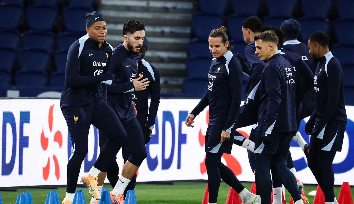 Penyerang Prancis, Kylian Mbappe (kiri) dan Rayan Cherki (kedua dari kiri) mengikuti sesi latihan bersama rekan-rekan setimnya di Stadion Parc des Princes, Paris, pada Rabu 12 November 2025. Timnas Prancis akan menjamu Timnas Ukraina di Parc des Princes, Paris pada laga kelima Grup D Kualifikasi Piala Dunia 2026, Jumat (14/11/025) dini hari WIB. (FRANCK FIFE/AFP)