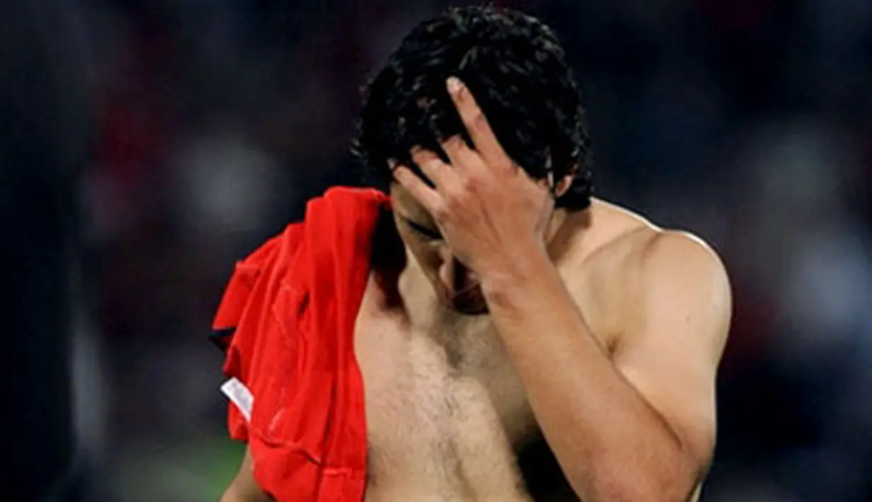 Argentine footballer Sergio Aguero leaves the field in dejection after losing to Chile by 1-0 in their FIFA World Cup South Africa-2010 qualifier football match at the National stadium in Santiago October 15, 2008. AFP PHOTO / Claudio SANTANA 