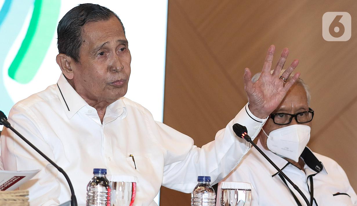 Ketua Dewan Pegawas KPK Tumpak Hatorangan Panggabean menyampaikan konferensi pers di Gedung ACLC KPK, Jakarta, Senin (9/1/2022). Dewas KPK menerima sebanyak 477 surat, baik dari internal maupun pihak eksternal, sepanjang tahun 2022. Di mana, dari 477 surat tersebut, 96 di antaranya merupakan laporan pengaduan masyarakat. (Liputan6.com/Johan Tallo)