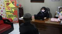 Penyidik Polresta Cirebon tengah memintai keterangan kakek yang rudapaksa gadis disabilitas. Foto (Istimewa)