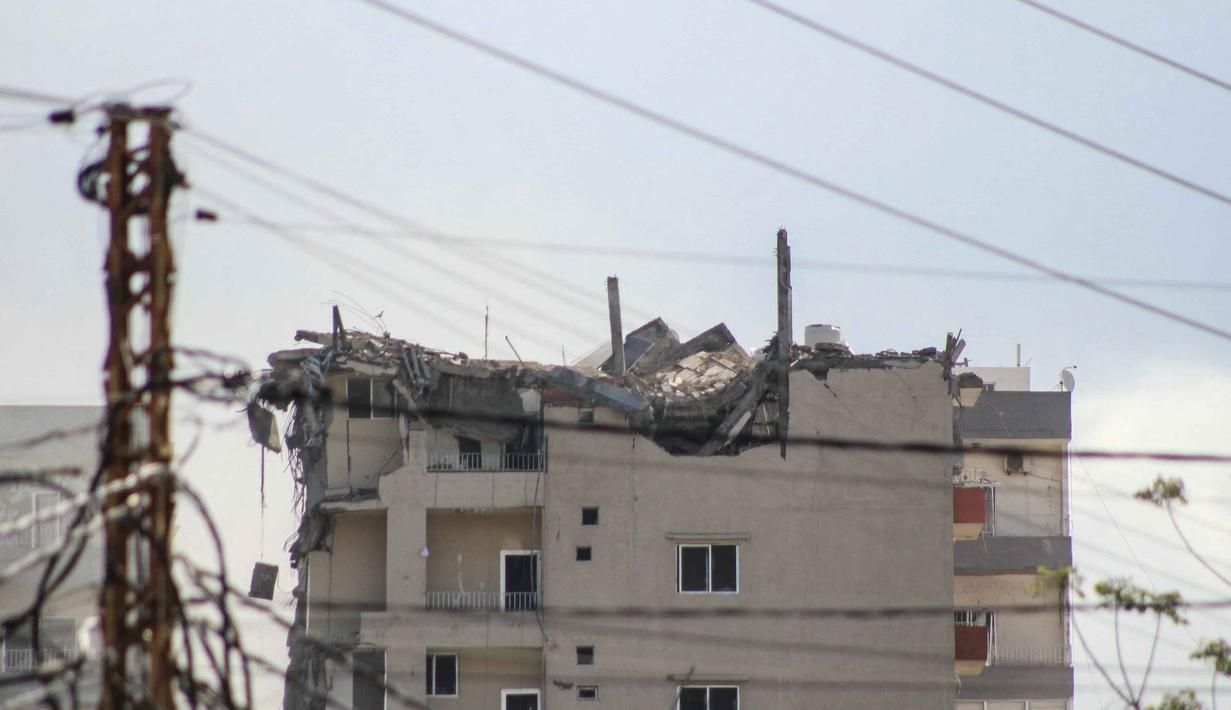 Berdasarkan laporan terbaru menunjukkan bahwa militer Israel masih menggempur wilayah Lebanon selatan. Tampak sebuah foto menunjukkan bangunan yang rusak setelah terkena serangan udara Israel di daerah Abbasiyeh, pinggiran kota Tyre, Lebanon selatan, pada Rabu 8 April 2026. (Kawnat HAJU/AFP)
