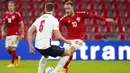 Gelandang Denmark, Christian Eriksen, berusaha melewati pemain Inggris, Eric Dier, pada laga UEFA Nations League di Stadion Parken, Rabu (9/9/2020). Kedua tim bermain imbang 0-0. (Liselotte Sabroe/Ritzau Scanpix via AP)