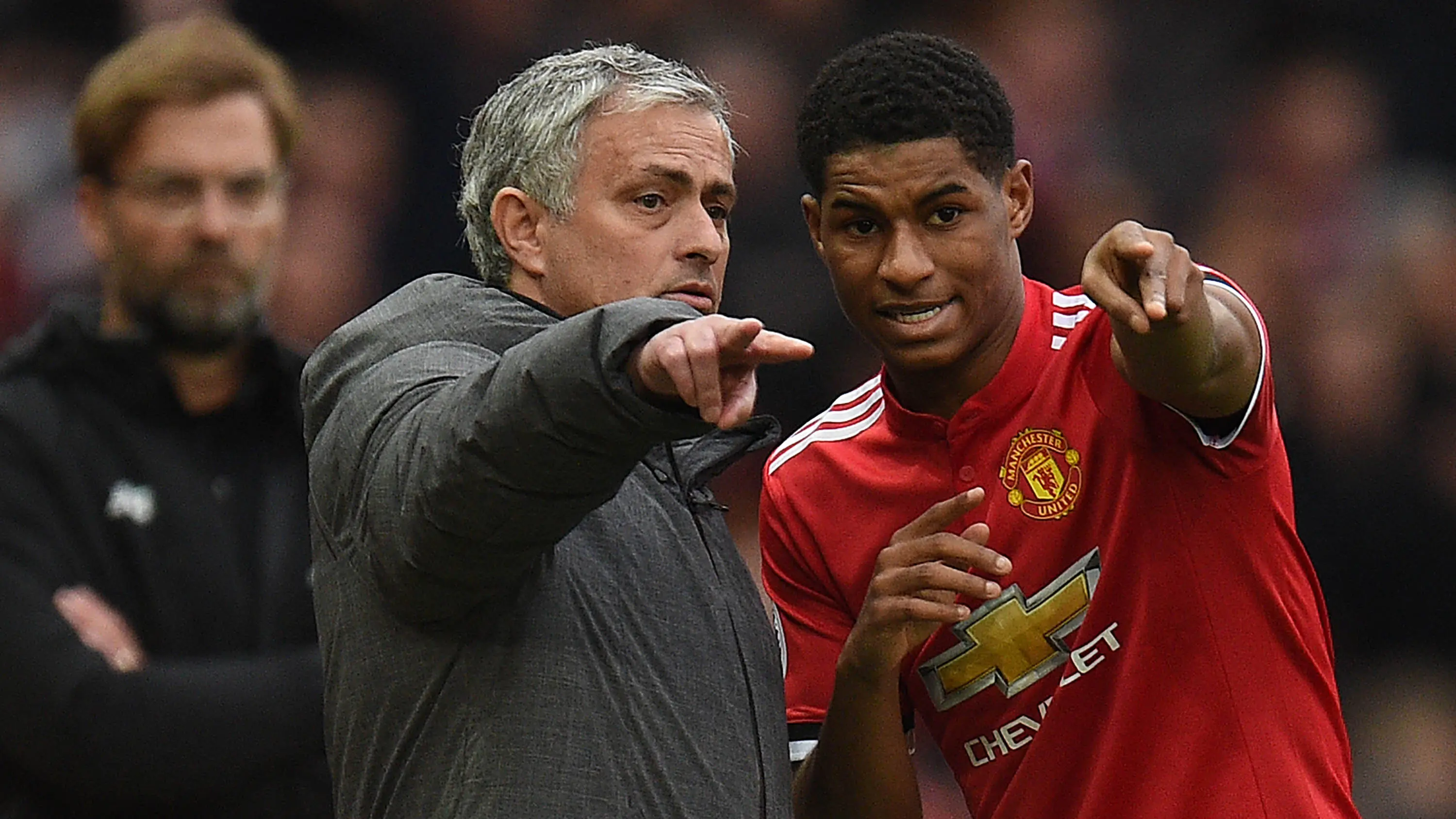 Pelatih Manchester United, Jose Mourinho memberikan instruksi kepada Marcus Rashford pada laga Premier League di Stadion Old Trafford, Manchester, Sabtu (10/3/2018).  (AFP/Oli Scarff)