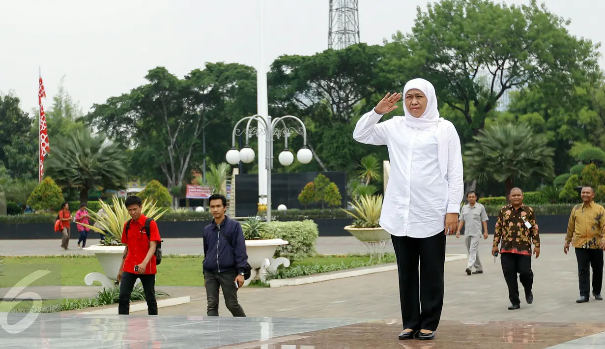Mensos Khofifah Indar Parawansa memberi penghormatan saat mengunjungi Taman Makam Pahlawan Nasional, Kalibata, Jakarta, Kamis (12/11).  Kegiatan tersebut merupakan rangkaian memperingati Hari Pahlawan Nasional. (Liputan6.com/Yoppy Renato)