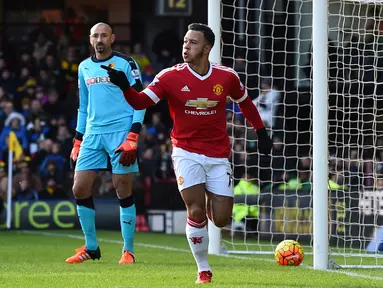 Pemain MU, Memphis Depay, merayakan gol yang dicetaknya ke gawang Watford dalam lanjutan Liga Inggris di Stadion Icarage Road, Watford, Sabtu (21/11/2015). (AFP Photo/Ben Stansall)