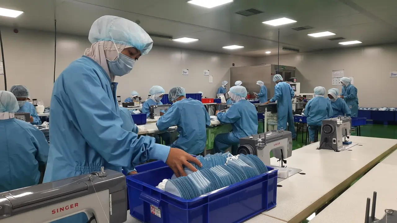 Produksi Masker Anti Virus N95 Di Banten. (Senin, 10/20/2022). (Liputan6.com/Yandhi Deslatama).