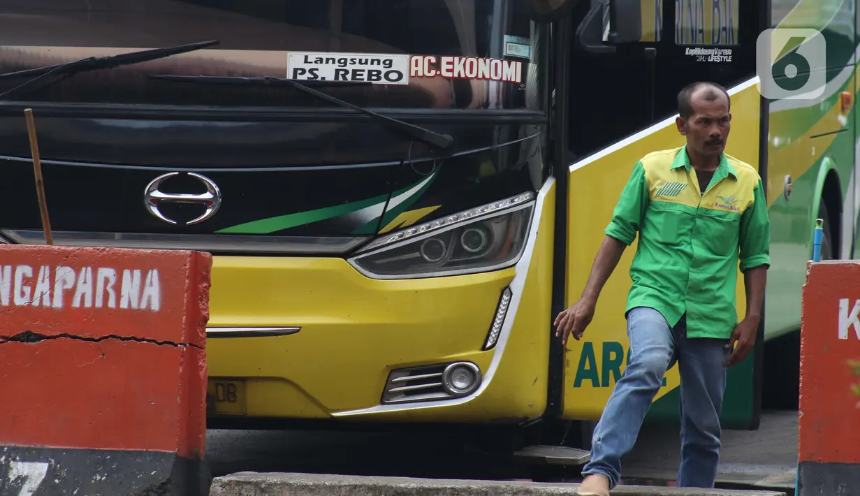 Awak bus AKAP di Terminal Kampung Rambutan Jakarta, Senin (30/3/2020). Untuk mencegah penyebaran virus Corona COVID-19, Dinas Perhubungan Pemprov DKI Jakarta menghentikan sementara layanan Bus Antar Kota Antar Provinsi pertanggal 30 Maret 2020 pukul 18.00 WIB. (Liputan6.com/Helmi Fithriansyah)