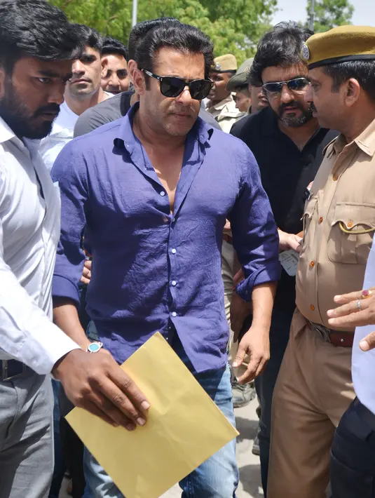Aktor Bollywood India Salman Khan saat tiba di pengadilan untuk menjalani sidang di Jodhpur, India (7/5). Namun aktor Bollywood ini akhirnya dibebaskan secara bersyarat setelah dijebloskan ke dalam penjara selama dua hari. (STR/AFP)