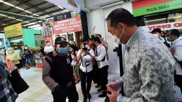 Menteri Perdagangan Muhammad Lutfi lakukan tinjauan penerapan penggunaan PeduliLindungi di Pasar 8 Alam Sutera, Kota Tangerang Selatan (Tangsel), Kamis (30/9/2021). (Liputan6.com/Pramita Tristiawati)