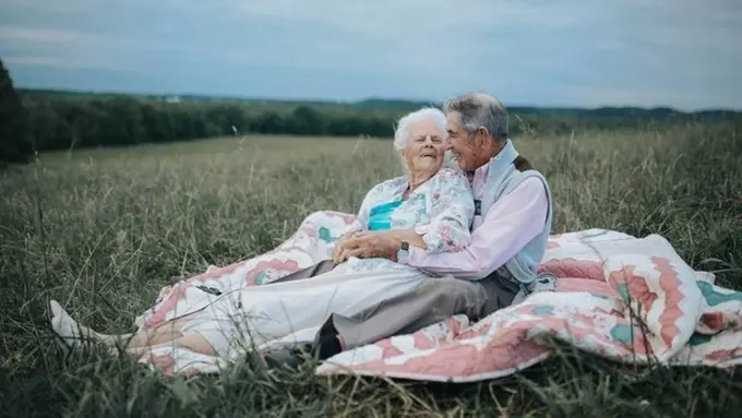 Foto Pasangan Tua Ini Nggak Kalah Romantis dengan Pengantin Baru