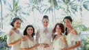 Melengkapi gaun putih Nadine Chandrawinata, bridesmaid tampil anggun berbalut gaun ruffle berwarna broken white dengan detail bahu terbuka (Instagram/nadinelist).