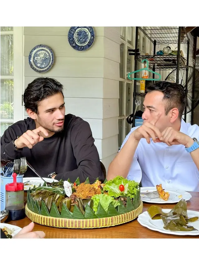 6 Potret Nathan Tjoe-A-On di Rumah Raffi Ahmad, Main Futsal hingga Coba Nasi Liwet