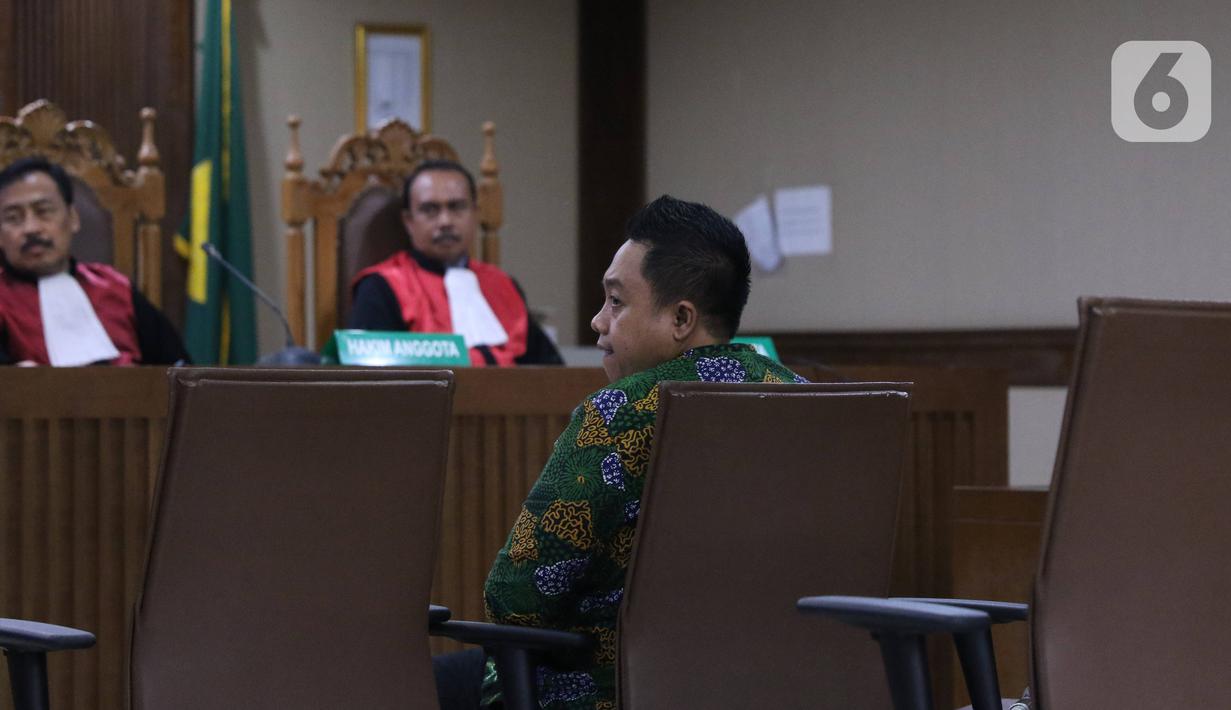 Asisten pribadi mantan Menpora Imam Nahrawi, Miftahul Ulum menjalani sidang dakwaan di Pengadilan Tipikor Jakarta, Kamis (30/1/2020). Miftahul didakwa menjadi perantara suap Rp 11,5 miliar dari mantan Sekjen KONI Ending Fuad Hamidy dan mantan Bendahara KONI Johnny E Awuy. (Liputan6.com/Angga Yuniar)
