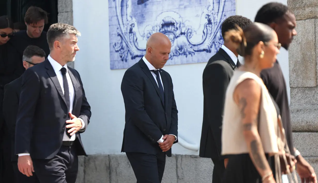 Pelatih klub Liverpool asal Belanda, Arne Slot (tengah) keluar dari gereja setelah upacara pemakaman penyerang Liverpool asal Portugal, Diogo Jota dan saudaranya, Andre Silva, di Gereja Induk Gondomar, di pinggiran Porto, pada 5 Juli 2025. (FILIPE AMORIM/AFP)